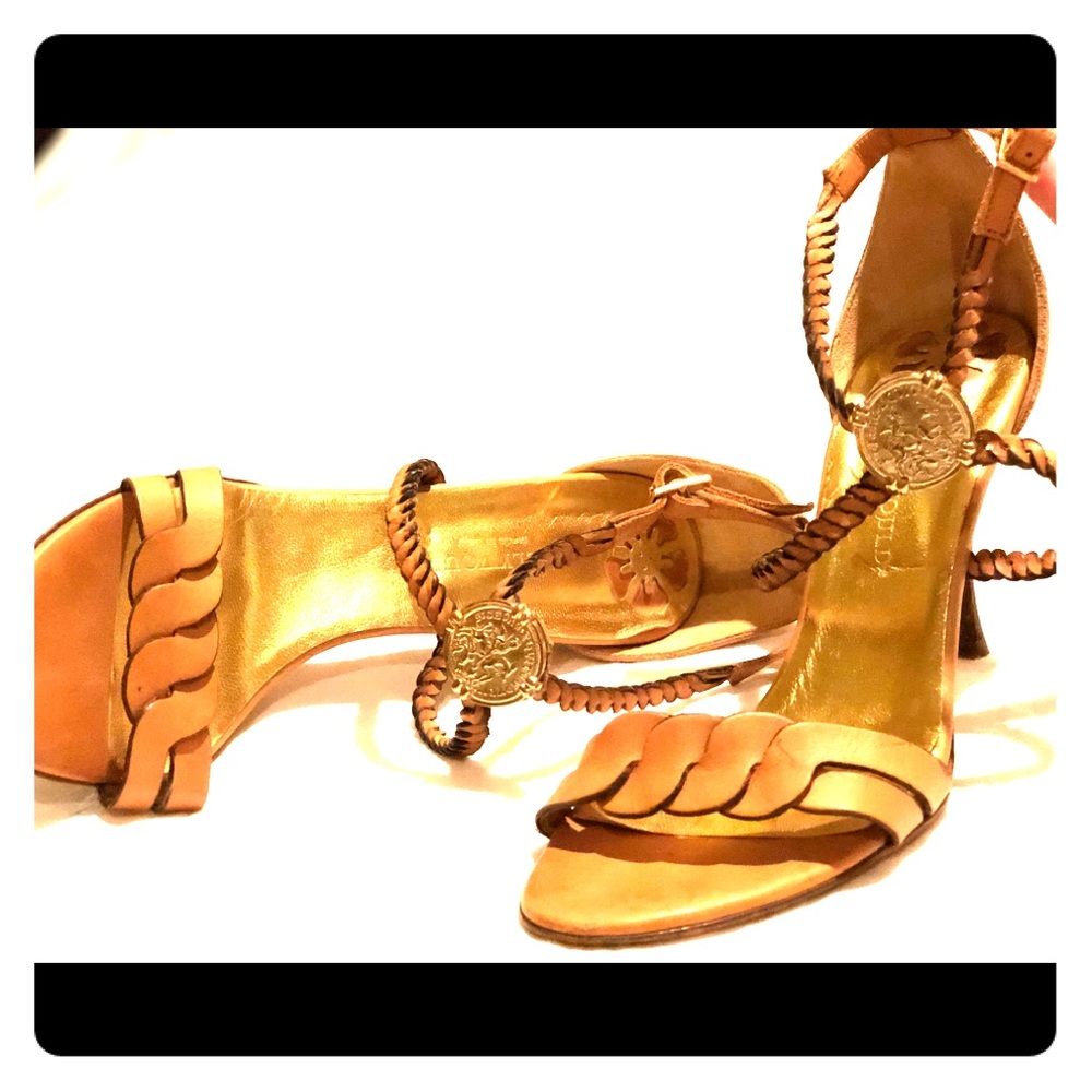 Hollywould Beige w Gold Medalion